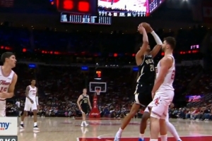 有隐患！申京要造进攻犯规反被吹罚阻挡 吃到本场第五次犯规