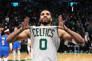 杰伦·布朗：塔图姆抢了18个板太出色了 他能让球队变得更好