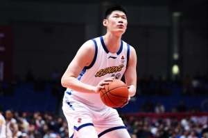 咋回事？胡金秋半场仅出战10分钟 0出手&靠罚球拿3分 还有3失误