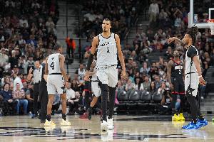 马刺本赛季已经8次在客场赢对手25+ 平NBA历史纪录！