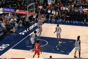 偏得离谱！大洛篮下对抗转身抛投直接打到篮板侧沿