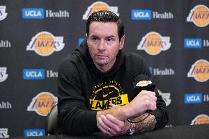 雷迪克谈让077带伤打下半场：队医进行了评估 我们不会让球员冒险