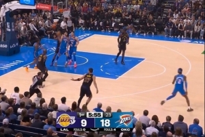 此起彼伏！东契奇摊手抱怨裁判被犯规 亚历山大反击拉杆上篮！