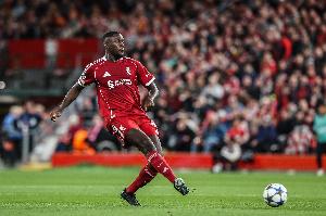 记者：利物浦继续推进和科纳特续约一事，仍有望留住法国后卫