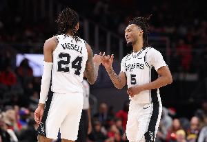 就是稳！半场卡斯尔6中4拿到10分3板4助 瓦塞尔8中4拿到10分4板