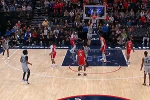 乘胜追击！卡斯尔篮下喂饼科内特后瓦塞尔三分穿针 马刺领先20分