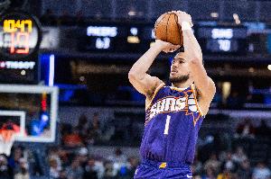 高开低走！布克22中9拿下22分5板6助1断 首节独得12分