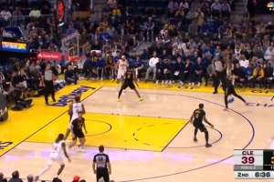 开火！哈登突然发力连得5分 帮助骑士占据主动