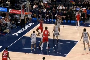 进攻万花筒？伦纳德戏耍新秀卡布轻松上篮得分&底角三分球