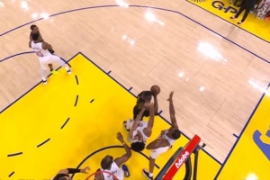 愣头青！追梦面对两人强突挥肘肘翻贾勒特·阿伦 被吹进攻犯规