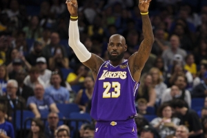 詹姆斯：有统计说我跟史上37%的球员交过手 这让我感觉自己太老了