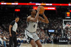 弹无虚发！福克斯首节3中3高效拿下8分3板3助 正负值+13