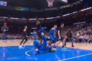 看着不轻！多特冲击篮筐对抗后平拍在地 随后返回更衣室