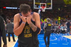 非常沮丧！东契奇脸部通红 扯着球衣捂脸！