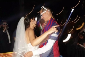 红蓝主题婚礼！墨西哥铁杆巴萨球迷大婚，身穿10球衣致敬亚马尔