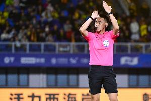 直播吧：国际级裁判杜健鑫受到内部