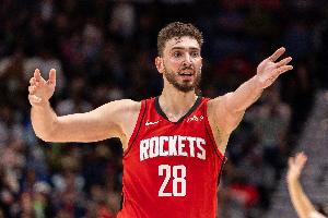 效率很高！申京上半场6中4得到9分3板3助 但有3失误