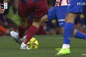 巴萨这边也有直红！马丁蹬踏阿尔马达，被主裁直红罚下！VAR介入