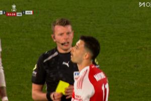 心态急了！补时阿森纳仍落后，马丁内利推搡裁判被出示黄牌