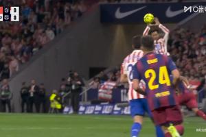 打篮球来了？尼古拉斯·冈萨雷斯用手拦截过顶传球，被黄牌警告