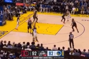 拆炸弹！帕特·斯潘塞侧翼迎着防守强投 三分压哨命中