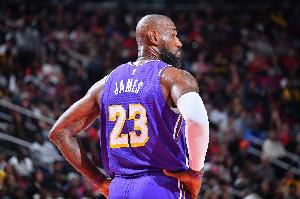 老星带四射！多名核心缺阵 湖人今日首发为本赛季首次亮相！