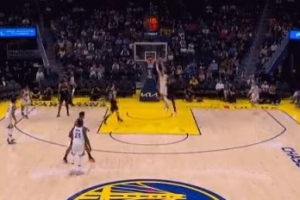 针锋相对！波津接球冲击篮筐 起飞暴扣回敬杜兰特2+1