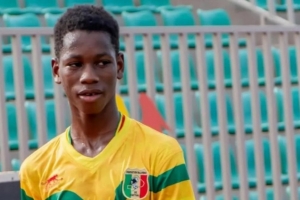 又抢起来！每体：16岁马里中场前往巴黎试训，巴萨原想18岁后签他