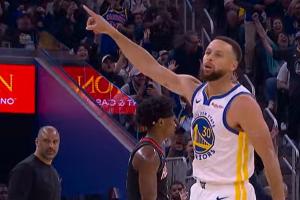 我回来了！库里迎着杜兰特超远三分拆炸弹 复出后首球点燃主场