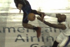 高科技介入！加福德上抢詹姆斯球出界 独行侠挑战失败