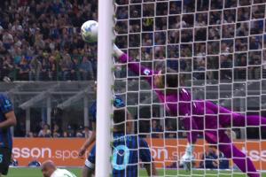 年度最佳扑救！球迷热议索默空中换手神扑：哈利波特、蜘蛛侠！