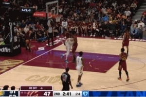 千万别有事！斯特鲁斯防守米卡·波特手部受伤 随后回更衣室检查