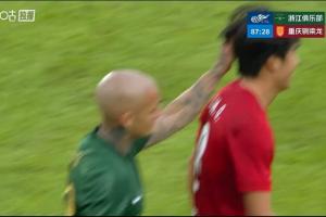 苗原谈米特里策染红:比赛中嘴上有东西正常 不太可能细节到骂家人