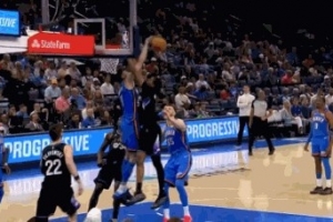 统治攻防！霍姆格伦迎面大帽科迪威 回头空接扣篮