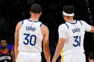 终于等到了！库里兄弟首次同时登场 勇士官推晒图留念