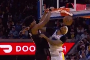 弹速惊人！阿门切入接球直接暴起双手隔扣小佩顿打成2+1