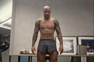 自律！48岁亨利再晒健身日常，六块腹肌清晰可见+一身腱子肉