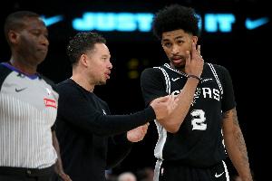 米奇:哈珀遇到新秀墙时积极应对 他的天赋开始展现并趋于稳定