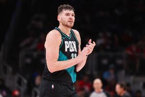 都不错！克林根上半场三分5中3砍11+7 罗威4中2拿到4+4&正负值+10