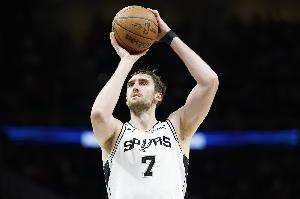 科内特：与全员出战76人的交手很令人兴奋 这场比赛对抗强度很高