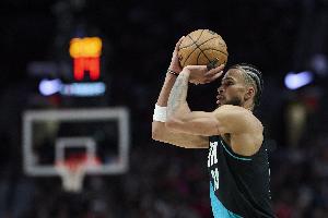 化身三分射手了！卡马拉半场出战16分钟 三分8中6砍下20分2板