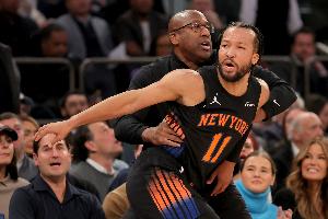 迈克·布朗:布伦森在最后关头带我们取胜 这正是巨星该做的事