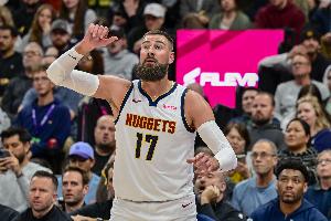 板凳匪徒！瓦兰丘纳斯和斯特劳瑟合计12中10贡献25分 且0失误