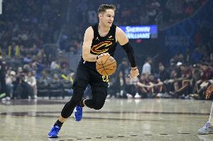 铁麻了！梅里尔半场7中1仅拿3分1助1断 前6投全丢