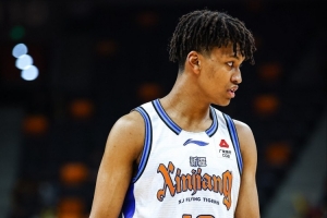 越打越好！冯傲11中5拿到12分3板1助1帽 暴扣终结比赛