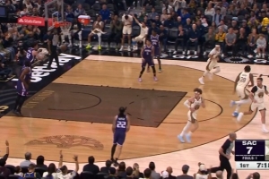 把握机会！赛斯·库里底角获得空位 出手三分稳稳命中