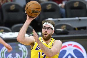 抛投+三分！蒂米开局为湖人拿下前5分 帮助球队打开局面