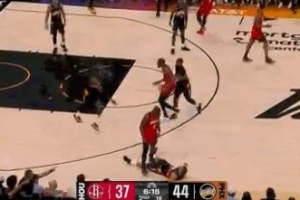 这可不好惹！泰特想跨过狄龙被后者起身推开 泰特吃到技犯