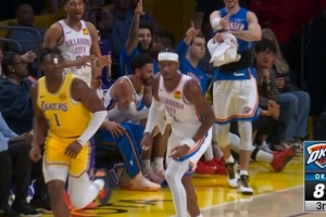 打嗨了！亚历山大追身三分命中 和替补席的卡鲁索相互开枪庆祝