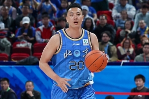 翟晓川15分11篮板 时隔476天再砍两双 北京队长真的燃尽了！ ​